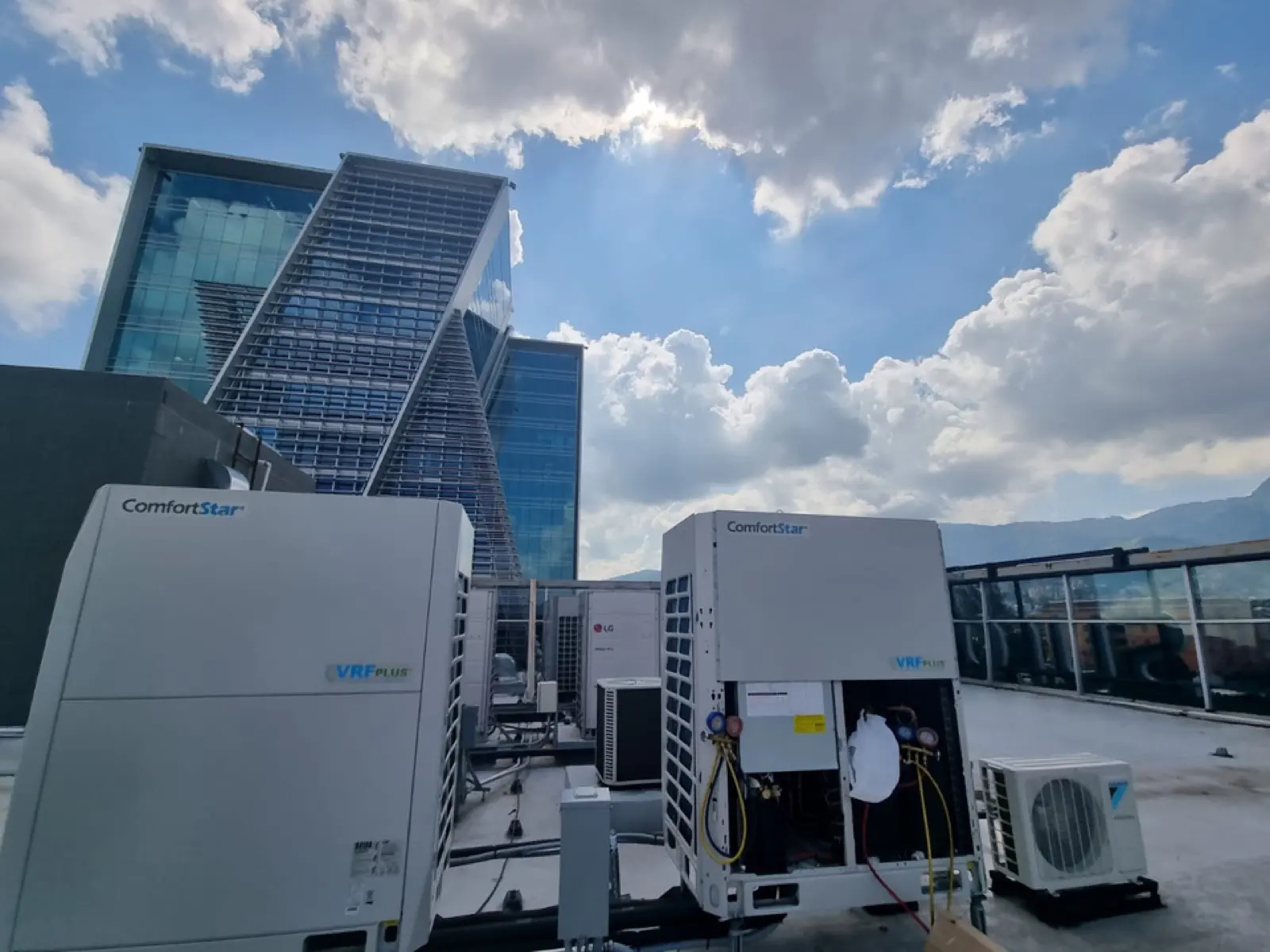Condensadoras VRF ComfortStar en la azotea de un edificio corporativo